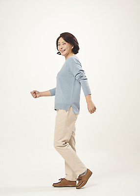 포토 JPG 스튜디오촬영 전신 여자 행복 중년 50대 중년라이프 실내 한명 미소 웃음 누끼 옆모습 걷기 한국인 즐거움 흰배경 의료성형뷰티 중년여자한명만 국내포토 1 라이프스타일 감정 뷰포인트 백그라운드 모션 표정 사람 동양인 성인 내부 흰색 여자한명만 중년여자만 파일형식