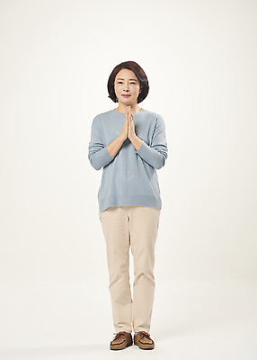 포토 JPG 스튜디오촬영 전신 여자 중년 50대 중년라이프 실내 한명 서기 누끼 앞모습 한국인 사죄 흰배경 손모으기 미안 의료성형뷰티 중년여자한명만 국내포토 1 라이프스타일 뷰포인트 백그라운드 모션 사람 동양인 손짓 성인 내부 흰색 여자한명만 중년여자만 파일형식
