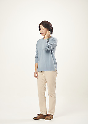 포토 JPG 스튜디오촬영 전신 여자 중년 50대 중년라이프 실내 한명 서기 누끼 앞모습 한국인 짜증 찡그림 흰배경 의료성형뷰티 중년여자한명만 불편함 국내포토 1 라이프스타일 감정 뷰포인트 백그라운드 모션 표정 사람 동양인 성인 내부 흰색 감각 여자한명만 중년여자만 파일형식