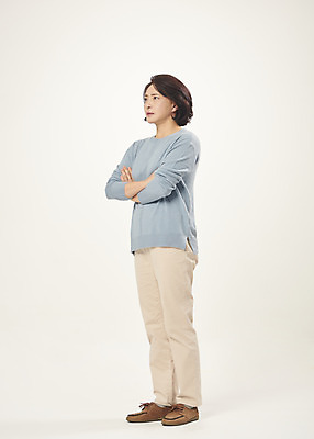 포토 JPG 스튜디오촬영 전신 여자 중년 50대 중년라이프 실내 한명 서기 누끼 옆모습 팔짱 한국인 분노 짜증 찡그림 흰배경 의료성형뷰티 중년여자한명만 불편함 국내포토 1 라이프스타일 감정 뷰포인트 백그라운드 모션 표정 사람 동양인 성인 내부 흰색 감각 여자한명만 중년여자만 파일형식