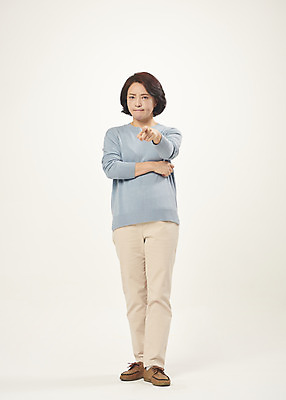 포토 JPG 스튜디오촬영 전신 여자 중년 50대 중년라이프 실내 한명 서기 누끼 앞모습 한국인 분노 짜증 가리킴 찡그림 흰배경 의료성형뷰티 중년여자한명만 불편함 국내포토 1 라이프스타일 감정 뷰포인트 백그라운드 모션 표정 사람 동양인 손짓 성인 내부 흰색 감각 여자한명만 중년여자만 파일형식