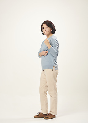 포토 JPG 스튜디오촬영 전신 여자 중년 50대 중년라이프 실내 한명 서기 누끼 옆모습 한국인 분노 짜증 찡그림 흰배경 의료성형뷰티 중년여자한명만 불편함 국내포토 1 라이프스타일 감정 뷰포인트 백그라운드 모션 표정 사람 동양인 성인 내부 흰색 감각 여자한명만 중년여자만 파일형식
