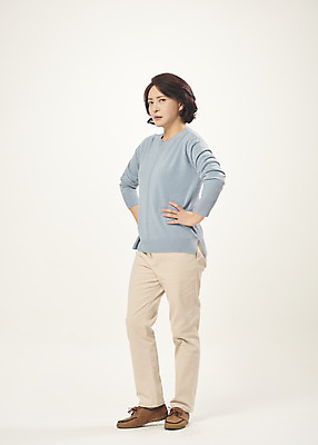 포토 JPG 스튜디오촬영 전신 여자 중년 50대 허리손 중년라이프 실내 한명 서기 누끼 옆모습 한국인 분노 짜증 찡그림 흰배경 의료성형뷰티 중년여자한명만 불편함 국내포토 1 라이프스타일 감정 뷰포인트 포즈 백그라운드 모션 표정 사람 동양인 성인 내부 흰색 감각 여자한명만 중년여자만 파일형식