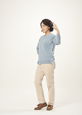 포토 JPG 스튜디오촬영 전신 여자 중년 50대 중년라이프 실내 한명 서기 누끼 옆모습 한국인 분노 짜증 가리킴 찡그림 흰배경 의료성형뷰티 중년여자한명만 불편함 국내포토 1 라이프스타일 감정 뷰포인트 백그라운드 모션 표정 사람 동양인 손짓 성인 내부 흰색 감각 여자한명만 중년여자만 파일형식