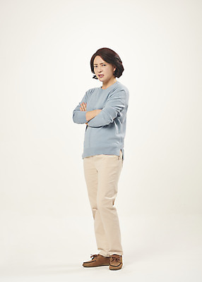 포토 JPG 스튜디오촬영 전신 여자 중년 50대 중년라이프 실내 한명 서기 누끼 옆모습 팔짱 한국인 분노 짜증 찡그림 흰배경 의료성형뷰티 중년여자한명만 불편함 국내포토 1 라이프스타일 감정 뷰포인트 백그라운드 모션 표정 사람 동양인 성인 내부 흰색 감각 여자한명만 중년여자만 파일형식