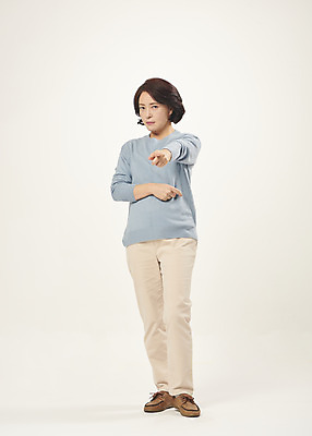 포토 JPG 스튜디오촬영 전신 여자 중년 50대 중년라이프 실내 한명 서기 누끼 앞모습 한국인 분노 짜증 가리킴 찡그림 흰배경 의료성형뷰티 중년여자한명만 불편함 국내포토 1 라이프스타일 감정 뷰포인트 백그라운드 모션 표정 사람 동양인 손짓 성인 내부 흰색 감각 여자한명만 중년여자만 파일형식