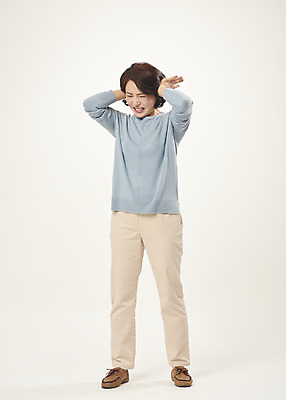 포토 JPG 스튜디오촬영 전신 여자 중년 50대 중년라이프 스트레스 실내 한명 서기 누끼 앞모습 한국인 분노 짜증 귀막기 흰배경 불쾌함 의료성형뷰티 중년여자한명만 국내포토 1 라이프스타일 감정 뷰포인트 백그라운드 모션 사람 동양인 손짓 성인 내부 흰색 여자한명만 중년여자만 파일형식