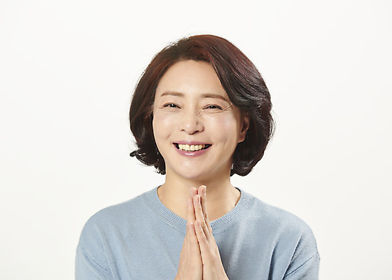 포토 JPG 스튜디오촬영 여자 행복 중년 50대 중년라이프 실내 한명 서기 미소 웃음 누끼 상반신 앞모습 한국인 즐거움 흰배경 손모으기 의료성형뷰티 중년여자한명만 국내포토 1 라이프스타일 감정 뷰포인트 백그라운드 모션 표정 사람 동양인 손짓 성인 내부 흰색 여자한명만 중년여자만 파일형식