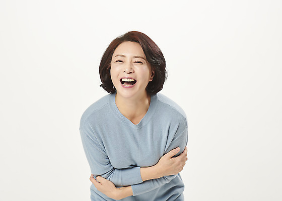 포토 JPG 스튜디오촬영 여자 행복 중년 50대 중년라이프 실내 한명 서기 미소 웃음 누끼 상반신 앞모습 한국인 즐거움 흰배경 의료성형뷰티 중년여자한명만 국내포토 1 라이프스타일 감정 뷰포인트 백그라운드 모션 표정 사람 동양인 성인 내부 흰색 여자한명만 중년여자만 파일형식