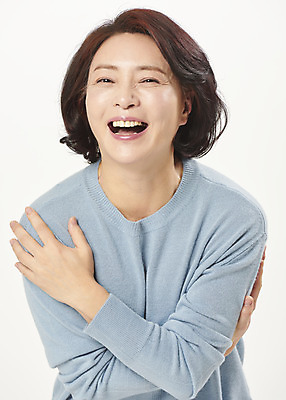 포토 JPG 스튜디오촬영 여자 행복 중년 50대 중년라이프 실내 한명 서기 미소 웃음 누끼 상반신 앞모습 한국인 즐거움 흰배경 의료성형뷰티 중년여자한명만 국내포토 1 라이프스타일 감정 뷰포인트 백그라운드 모션 표정 사람 동양인 성인 내부 흰색 여자한명만 중년여자만 파일형식