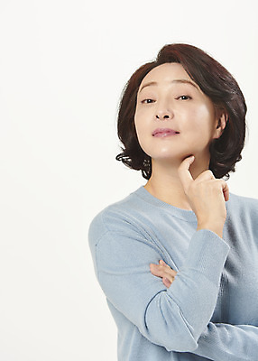 포토 JPG 스튜디오촬영 응시 여자 중년 50대 중년라이프 실내 한명 서기 누끼 손짓 상반신 앞모습 한국인 흰배경 의료성형뷰티 중년여자한명만 불편함 국내포토 1 라이프스타일 시선 뷰포인트 백그라운드 모션 사람 동양인 성인 내부 흰색 감각 여자한명만 중년여자만 파일형식