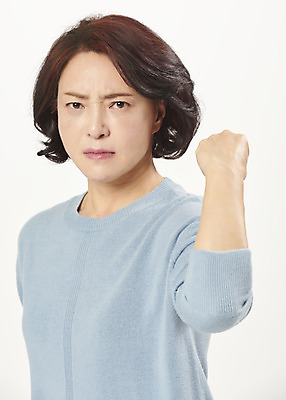 포토 JPG 스튜디오촬영 여자 중년 50대 중년라이프 실내 한명 서기 누끼 상반신 앞모습 주먹 한국인 분노 짜증 흰배경 의료성형뷰티 중년여자한명만 국내포토 1 라이프스타일 감정 뷰포인트 백그라운드 모션 사람 동양인 성인 내부 흰색 여자한명만 중년여자만 파일형식
