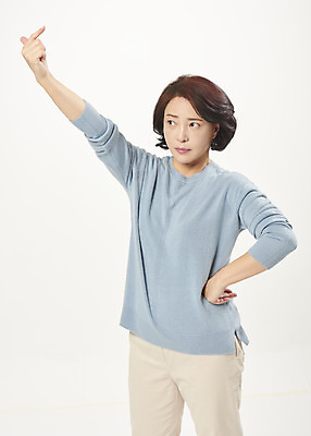 포토 JPG 스튜디오촬영 여자 중년 50대 허리손 중년라이프 실내 한명 서기 누끼 손짓 상반신 앞모습 한국인 짜증 가리킴 흰배경 의료성형뷰티 중년여자한명만 국내포토 1 라이프스타일 감정 뷰포인트 포즈 백그라운드 모션 사람 동양인 성인 내부 흰색 여자한명만 중년여자만 파일형식