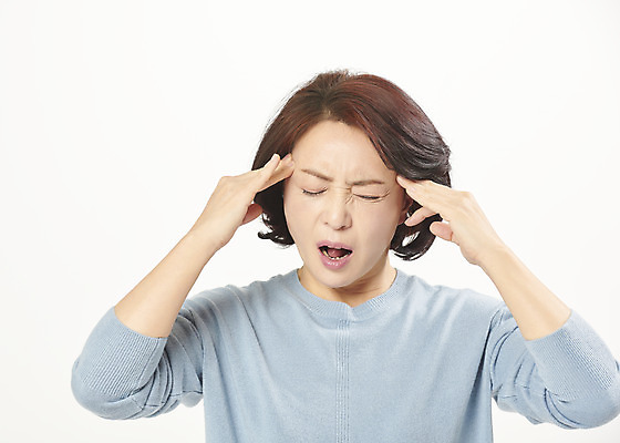 포토 JPG 스튜디오촬영 여자 중년 50대 중년라이프 스트레스 실내 한명 서기 누끼 손짓 상반신 앞모습 고통 한국인 찡그림 흰배경 두통 갱년기 의료성형뷰티 중년여자한명만 국내포토 1 라이프스타일 감정 뷰포인트 백그라운드 모션 표정 사람 동양인 성인 내부 흰색 질병 증상 여자한명만 중년여자만 파일형식