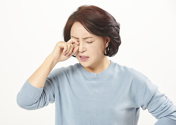 포토 JPG 스튜디오촬영 여자 중년 50대 중년라이프 실내 한명 서기 누끼 손짓 상반신 앞모습 고통 한국인 찡그림 흰배경 시력 갱년기 안구 의료성형뷰티 중년여자한명만 눈건강 국내포토 1 라이프스타일 감정 뷰포인트 백그라운드 모션 표정 건강 사람 동양인 성인 내부 신체부위 흰색 증상 여자한명만 중년여자만 파일형식