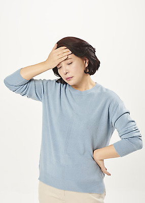 포토 JPG 스튜디오촬영 여자 중년 50대 허리손 중년라이프 스트레스 실내 한명 서기 누끼 상반신 앞모습 고통 한국인 열 흰배경 두통 갱년기 의료성형뷰티 중년여자한명만 국내포토 1 라이프스타일 감정 뷰포인트 포즈 백그라운드 모션 사람 동양인 성인 내부 흰색 질병 증상 여자한명만 중년여자만 파일형식