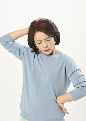 포토 JPG 스튜디오촬영 여자 중년 50대 허리손 중년라이프 스트레스 실내 한명 서기 누끼 상반신 앞모습 고통 한국인 찡그림 흰배경 두통 갱년기 의료성형뷰티 중년여자한명만 국내포토 1 라이프스타일 감정 뷰포인트 포즈 백그라운드 모션 표정 사람 동양인 성인 내부 흰색 질병 증상 여자한명만 중년여자만 파일형식