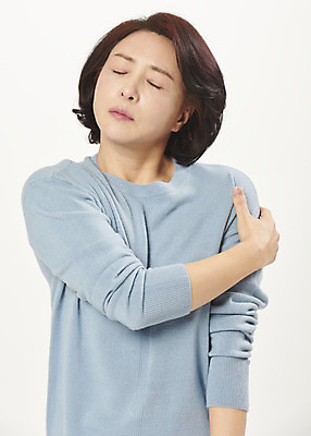 포토 JPG 스튜디오촬영 여자 중년 50대 중년라이프 실내 한명 서기 누끼 상반신 앞모습 눈감음 고통 한국인 어깨 흰배경 갱년기 어깨통증 의료성형뷰티 중년여자한명만 국내포토 1 라이프스타일 감정 뷰포인트 백그라운드 모션 사람 동양인 성인 내부 신체부위 흰색 질병 증상 여자한명만 중년여자만 파일형식