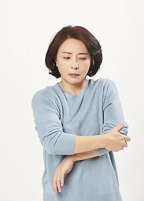 포토 JPG 스튜디오촬영 여자 중년 50대 중년라이프 실내 한명 서기 누끼 상반신 앞모습 고통 한국인 흰배경 갱년기 팔꿈치 의료성형뷰티 중년여자한명만 상과염 국내포토 1 라이프스타일 감정 뷰포인트 백그라운드 모션 사람 동양인 성인 내부 신체부위 흰색 질병 팔 증상 여자한명만 중년여자만 파일형식