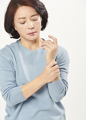 포토 JPG 스튜디오촬영 여자 중년 50대 중년라이프 실내 한명 서기 누끼 상반신 앞모습 고통 한국인 손목 흰배경 갱년기 의료성형뷰티 중년여자한명만 손목통증 국내포토 1 라이프스타일 감정 뷰포인트 백그라운드 모션 사람 동양인 성인 내부 신체부위 흰색 증상 여자한명만 중년여자만 파일형식