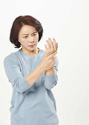 포토 JPG 스튜디오촬영 응시 여자 중년 50대 중년라이프 실내 한명 서기 누끼 상반신 앞모습 고통 한국인 찡그림 손목 흰배경 갱년기 의료성형뷰티 중년여자한명만 손목통증 국내포토 1 라이프스타일 시선 감정 뷰포인트 백그라운드 모션 표정 사람 동양인 성인 내부 신체부위 흰색 증상 여자한명만 중년여자만 파일형식