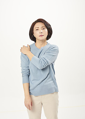 포토 JPG 스튜디오촬영 여자 중년 50대 중년라이프 실내 한명 서기 누끼 상반신 앞모습 고통 한국인 어깨 흰배경 갱년기 어깨통증 의료성형뷰티 중년여자한명만 국내포토 1 라이프스타일 감정 뷰포인트 백그라운드 모션 사람 동양인 성인 내부 신체부위 흰색 질병 증상 여자한명만 중년여자만 파일형식
