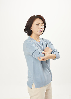 포토 JPG 스튜디오촬영 여자 중년 50대 중년라이프 실내 한명 서기 누끼 상반신 옆모습 고통 한국인 찡그림 흰배경 갱년기 팔꿈치 의료성형뷰티 중년여자한명만 상과염 국내포토 1 라이프스타일 감정 뷰포인트 백그라운드 모션 표정 사람 동양인 성인 내부 신체부위 흰색 질병 팔 증상 여자한명만 중년여자만 파일형식