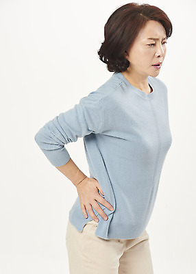포토 JPG 스튜디오촬영 여자 중년 50대 중년라이프 실내 한명 서기 누끼 상반신 옆모습 고통 한국인 찡그림 허리 흰배경 허리디스크 갱년기 허리통증 의료성형뷰티 중년여자한명만 국내포토 1 라이프스타일 감정 뷰포인트 백그라운드 모션 표정 사람 동양인 성인 내부 신체부위 흰색 디스크_질병 증상 여자한명만 중년여자만 파일형식
