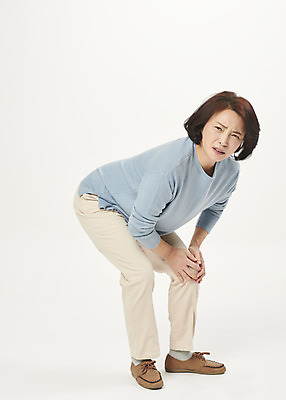 포토 JPG 스튜디오촬영 전신 여자 중년 50대 중년라이프 실내 한명 서기 누끼 옆모습 고통 한국인 찡그림 흰배경 무릎 갱년기 무릎통증 의료성형뷰티 중년여자한명만 국내포토 1 라이프스타일 감정 뷰포인트 백그라운드 모션 표정 사람 동양인 성인 내부 신체부위 흰색 증상 여자한명만 중년여자만 파일형식