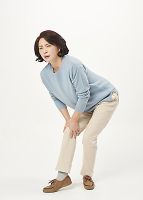 포토 JPG 스튜디오촬영 전신 여자 중년 50대 중년라이프 실내 한명 서기 누끼 옆모습 고통 한국인 찡그림 흰배경 무릎 갱년기 무릎통증 의료성형뷰티 중년여자한명만 국내포토 1 라이프스타일 감정 뷰포인트 백그라운드 모션 표정 사람 동양인 성인 내부 신체부위 흰색 증상 여자한명만 중년여자만 파일형식