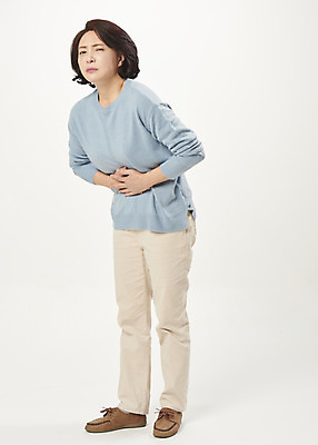 포토 JPG 스튜디오촬영 전신 여자 중년 50대 중년라이프 실내 한명 서기 누끼 옆모습 고통 한국인 찡그림 흰배경 갱년기 복통 의료성형뷰티 중년여자한명만 국내포토 1 라이프스타일 감정 뷰포인트 백그라운드 모션 표정 사람 동양인 성인 내부 흰색 질병 증상 여자한명만 중년여자만 파일형식