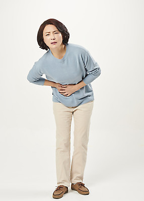 포토 JPG 스튜디오촬영 전신 여자 중년 50대 중년라이프 실내 한명 서기 누끼 앞모습 고통 한국인 찡그림 흰배경 갱년기 복통 의료성형뷰티 중년여자한명만 국내포토 1 라이프스타일 감정 뷰포인트 백그라운드 모션 표정 사람 동양인 성인 내부 흰색 질병 증상 여자한명만 중년여자만 파일형식