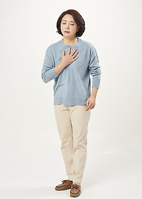 포토 JPG 스튜디오촬영 전신 여자 중년 50대 중년라이프 실내 한명 서기 누끼 앞모습 고통 한국인 흰배경 가슴통증 갱년기 소화기질환 심장질환 의료성형뷰티 답답함 중년여자한명만 국내포토 1 라이프스타일 감정 뷰포인트 백그라운드 모션 사람 동양인 성인 내부 흰색 감각 질병 증상 여자한명만 중년여자만 파일형식