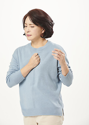 포토 JPG 스튜디오촬영 여자 중년 50대 중년라이프 실내 한명 서기 누끼 상반신 앞모습 고통 한국인 흰배경 가슴통증 갱년기 소화기질환 심장질환 의료성형뷰티 답답함 중년여자한명만 국내포토 1 라이프스타일 감정 뷰포인트 백그라운드 모션 사람 동양인 성인 내부 흰색 감각 질병 증상 여자한명만 중년여자만 파일형식