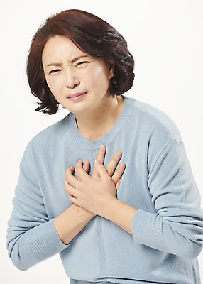 포토 JPG 스튜디오촬영 여자 중년 50대 중년라이프 실내 한명 서기 누끼 상반신 앞모습 고통 한국인 흰배경 가슴통증 갱년기 소화기질환 심장질환 의료성형뷰티 답답함 중년여자한명만 국내포토 1 라이프스타일 감정 뷰포인트 백그라운드 모션 사람 동양인 성인 내부 흰색 감각 질병 증상 여자한명만 중년여자만 파일형식