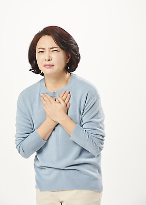 포토 JPG 스튜디오촬영 여자 중년 50대 중년라이프 실내 한명 서기 누끼 상반신 앞모습 고통 한국인 흰배경 가슴통증 갱년기 소화기질환 심장질환 의료성형뷰티 답답함 중년여자한명만 국내포토 1 라이프스타일 감정 뷰포인트 백그라운드 모션 사람 동양인 성인 내부 흰색 감각 질병 증상 여자한명만 중년여자만 파일형식