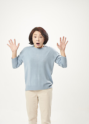 포토 JPG 스튜디오촬영 여자 중년 50대 중년라이프 실내 한명 서기 누끼 손짓 상반신 앞모습 놀람 한국인 흰배경 의료성형뷰티 중년여자한명만 국내포토 1 라이프스타일 감정 뷰포인트 백그라운드 모션 표정 사람 동양인 성인 내부 흰색 여자한명만 중년여자만 파일형식