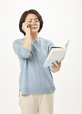 포토 JPG 스튜디오촬영 여자 안경 중년 50대 중년라이프 돋보기 실내 한명 서기 누끼 상반신 앞모습 책 한국인 찡그림 흰배경 시력 갱년기 의료성형뷰티 중년여자한명만 눈건강 국내포토 1 라이프스타일 잡화 뷰포인트 백그라운드 모션 표정 건강 사람 동양인 성인 내부 흰색 증상 여자한명만 중년여자만 파일형식