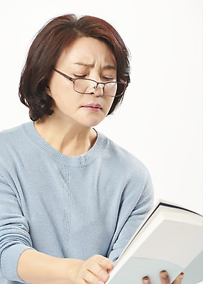 포토 JPG 스튜디오촬영 여자 안경 중년 50대 중년라이프 돋보기 실내 한명 서기 누끼 상반신 앞모습 책 한국인 찡그림 흰배경 시력 갱년기 의료성형뷰티 중년여자한명만 눈건강 국내포토 1 라이프스타일 잡화 뷰포인트 백그라운드 모션 표정 건강 사람 동양인 성인 내부 흰색 증상 여자한명만 중년여자만 파일형식