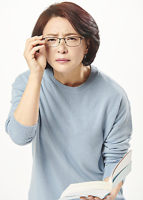 포토 JPG 스튜디오촬영 여자 안경 중년 50대 중년라이프 돋보기 실내 한명 서기 누끼 상반신 앞모습 책 한국인 찡그림 흰배경 시력 갱년기 의료성형뷰티 중년여자한명만 눈건강 국내포토 1 라이프스타일 잡화 뷰포인트 백그라운드 모션 표정 건강 사람 동양인 성인 내부 흰색 증상 여자한명만 중년여자만 파일형식