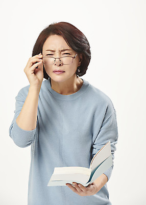 포토 JPG 스튜디오촬영 여자 안경 중년 50대 중년라이프 돋보기 실내 한명 서기 누끼 상반신 앞모습 책 한국인 찡그림 흰배경 시력 갱년기 의료성형뷰티 중년여자한명만 눈건강 국내포토 1 라이프스타일 잡화 뷰포인트 백그라운드 모션 표정 건강 사람 동양인 성인 내부 흰색 증상 여자한명만 중년여자만 파일형식