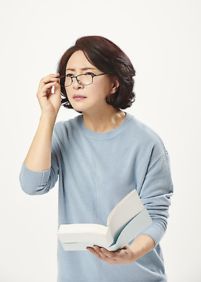 포토 JPG 스튜디오촬영 여자 안경 중년 50대 중년라이프 돋보기 실내 한명 서기 누끼 상반신 앞모습 책 한국인 찡그림 흰배경 시력 갱년기 의료성형뷰티 중년여자한명만 눈건강 국내포토 1 라이프스타일 잡화 뷰포인트 백그라운드 모션 표정 건강 사람 동양인 성인 내부 흰색 증상 여자한명만 중년여자만 파일형식