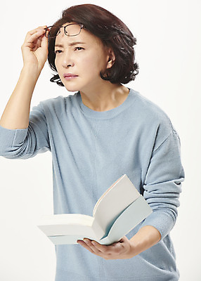 포토 JPG 스튜디오촬영 응시 여자 안경 중년 50대 중년라이프 돋보기 실내 한명 서기 누끼 상반신 앞모습 책 한국인 찡그림 흰배경 시력 갱년기 의료성형뷰티 중년여자한명만 눈건강 국내포토 1 라이프스타일 시선 잡화 뷰포인트 백그라운드 모션 표정 건강 사람 동양인 성인 내부 흰색 증상 여자한명만 중년여자만 파일형식
