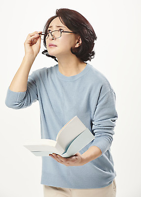 포토 JPG 스튜디오촬영 응시 여자 안경 중년 50대 중년라이프 돋보기 실내 한명 서기 누끼 상반신 앞모습 책 한국인 찡그림 흰배경 시력 갱년기 의료성형뷰티 중년여자한명만 눈건강 국내포토 1 라이프스타일 시선 잡화 뷰포인트 백그라운드 모션 표정 건강 사람 동양인 성인 내부 흰색 증상 여자한명만 중년여자만 파일형식