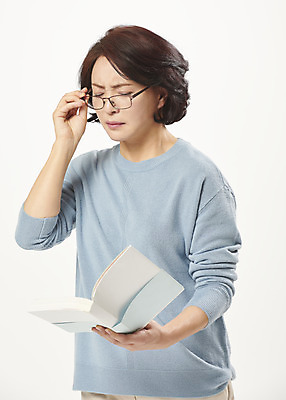 포토 JPG 스튜디오촬영 응시 여자 안경 중년 50대 중년라이프 돋보기 실내 한명 서기 누끼 상반신 앞모습 책 한국인 찡그림 흰배경 시력 갱년기 의료성형뷰티 중년여자한명만 눈건강 국내포토 1 라이프스타일 시선 잡화 뷰포인트 백그라운드 모션 표정 건강 사람 동양인 성인 내부 흰색 증상 여자한명만 중년여자만 파일형식