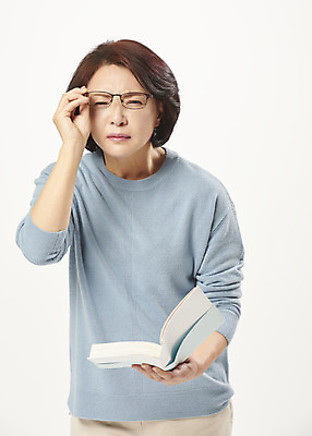 포토 JPG 스튜디오촬영 여자 안경 중년 50대 중년라이프 돋보기 실내 한명 서기 누끼 상반신 앞모습 책 한국인 찡그림 흰배경 시력 갱년기 의료성형뷰티 중년여자한명만 눈건강 국내포토 1 라이프스타일 잡화 뷰포인트 백그라운드 모션 표정 건강 사람 동양인 성인 내부 흰색 증상 여자한명만 중년여자만 파일형식