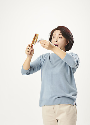 포토 JPG 스튜디오촬영 여자 중년 50대 중년라이프 실내 한명 서기 누끼 상반신 앞모습 머리카락 한국인 머리빗 흰배경 갱년기 탈모 의료성형뷰티 중년여자한명만 국내포토 1 라이프스타일 뷰포인트 백그라운드 모션 사람 동양인 성인 내부 머리 흰색 미용용품 증상 여자한명만 중년여자만 파일형식
