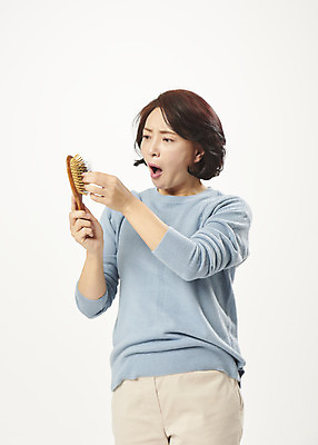 포토 JPG 스튜디오촬영 여자 중년 50대 중년라이프 실내 한명 서기 누끼 상반신 앞모습 머리카락 한국인 머리빗 흰배경 갱년기 탈모 의료성형뷰티 중년여자한명만 국내포토 1 라이프스타일 뷰포인트 백그라운드 모션 사람 동양인 성인 내부 머리 흰색 미용용품 증상 여자한명만 중년여자만 파일형식
