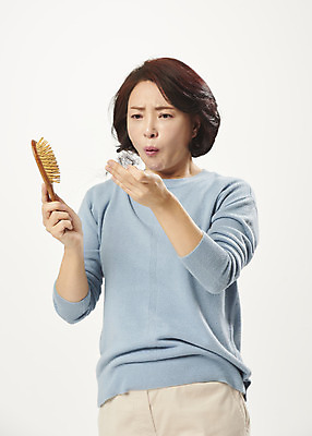 포토 JPG 스튜디오촬영 여자 중년 50대 중년라이프 실내 한명 서기 누끼 상반신 앞모습 머리카락 한국인 머리빗 흰배경 갱년기 탈모 의료성형뷰티 중년여자한명만 국내포토 1 라이프스타일 뷰포인트 백그라운드 모션 사람 동양인 성인 내부 머리 흰색 미용용품 증상 여자한명만 중년여자만 파일형식