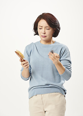 포토 JPG 스튜디오촬영 여자 중년 50대 중년라이프 실내 한명 서기 누끼 상반신 앞모습 머리카락 한국인 머리빗 흰배경 갱년기 탈모 의료성형뷰티 중년여자한명만 국내포토 1 라이프스타일 뷰포인트 백그라운드 모션 사람 동양인 성인 내부 머리 흰색 미용용품 증상 여자한명만 중년여자만 파일형식